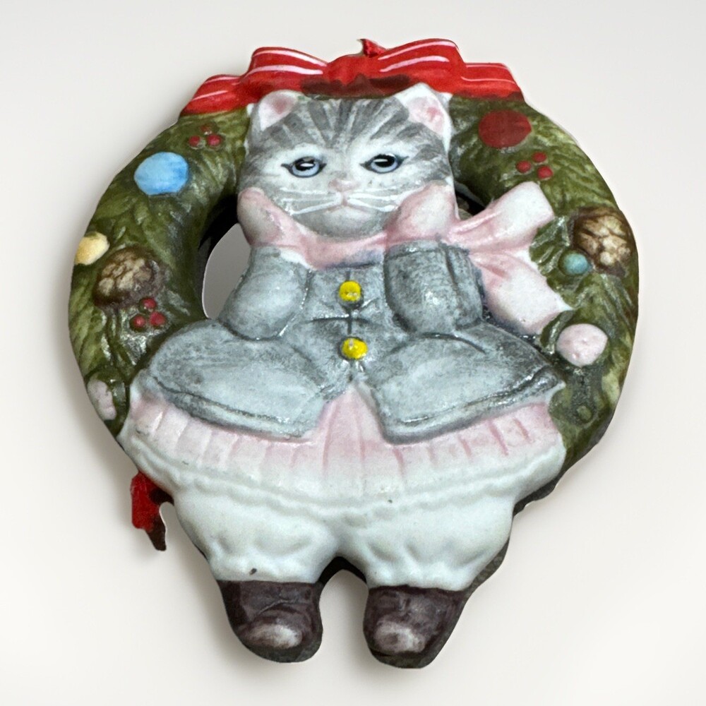 Vintage 1985 Schmid Kitty Cucumber Christmas Cat Wreath 3" Porcelain Ornament